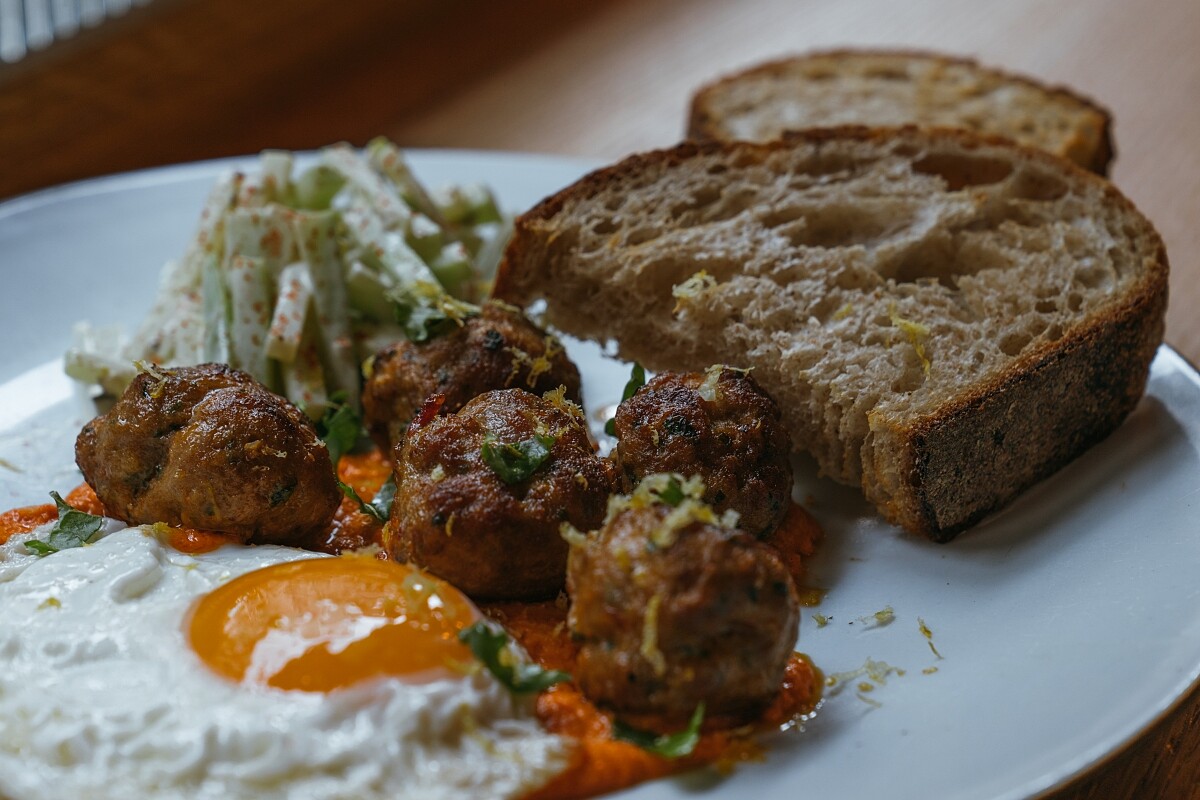 甜椒堅果醬香辣肉丸與粉紅胡椒酸麵包。