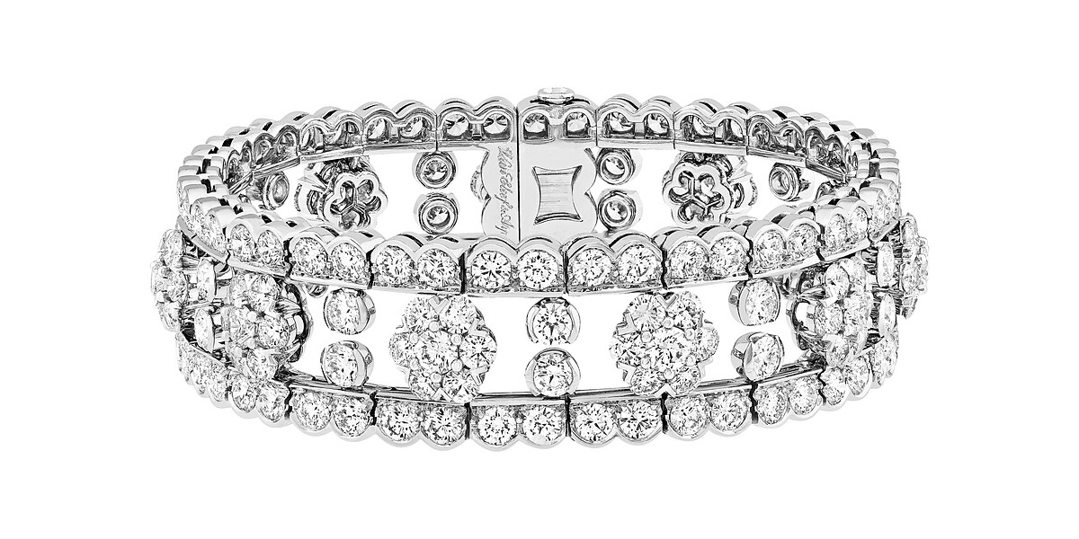 Snowflake手鍊 鉑金，鑽石， 建議售價約新台幣$7,100,000元