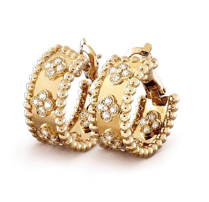 Van Cleef & Arpels梵克雅寶Perl&eacute;e系列四葉圖案環狀耳環，18K黃金鑲鑽，售價NT413,000