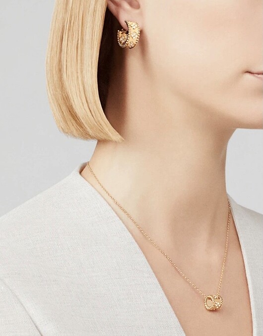 Van Cleef & Arpels梵克雅寶Perl&eacute;e系列四葉圖案環狀耳環，18K黃金鑲鑽，售價NT413,000