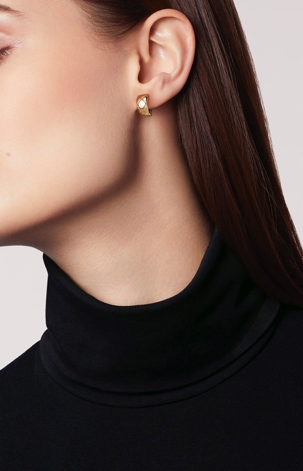 Chanel 香奈兒 Coco Crush 系列耳環，菱格紋圖騰，18K Beige米色金，售價NT115,000