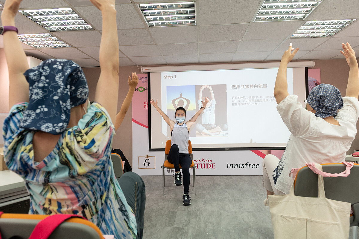 瑜伽老師高美菁小姐與癌友分享呼吸冥想、簡易伸展式瑜伽動作