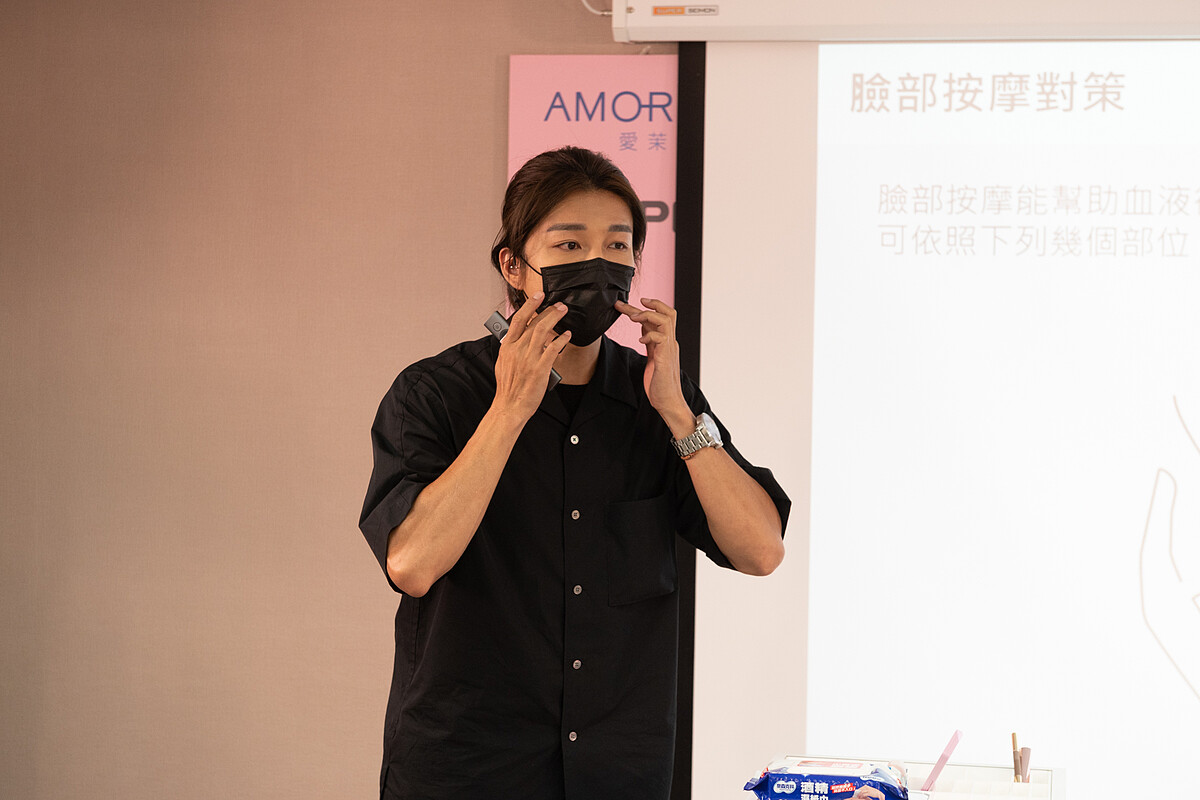 知名彩妝師連軍分享「愛茉莉口罩妝」之教學