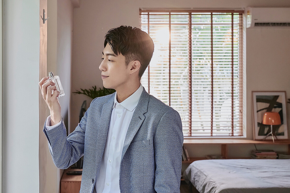 蔡凡熙服裝：白色襯衫、藍色西裝外套、藍色西裝長褲，all by H&M、藍色襯衫，GAP / 黑色休閒長褲，AllSaints