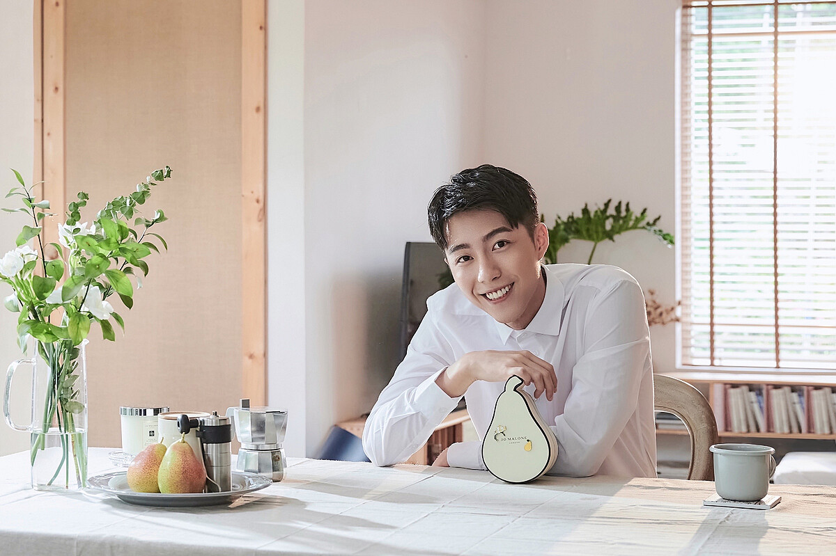 蔡凡熙服裝：白色襯衫、藍色西裝外套、藍色西裝長褲，all by H&M、藍色襯衫，GAP / 黑色休閒長褲，AllSaints