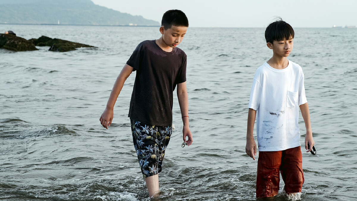 《懸月與掛日》描述疫情之後少年之間的友誼變化。