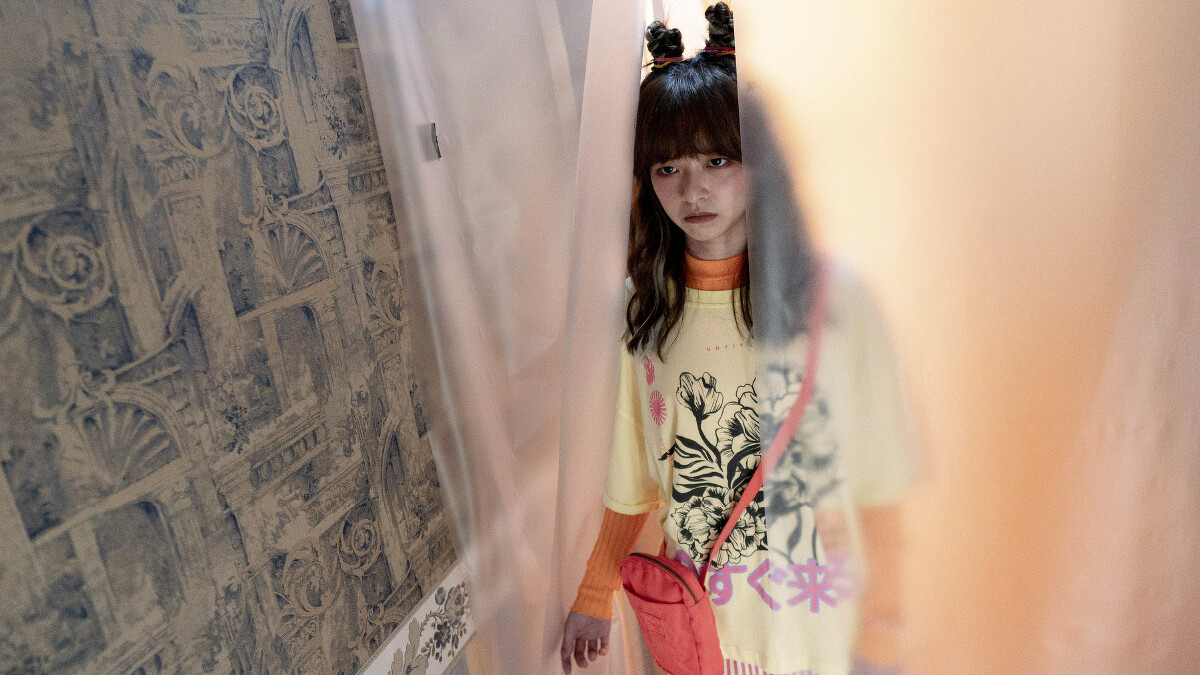 《我在隔離中》陳姸霏在家中隔離，被當活體病毒，無法和家人近距離接觸。