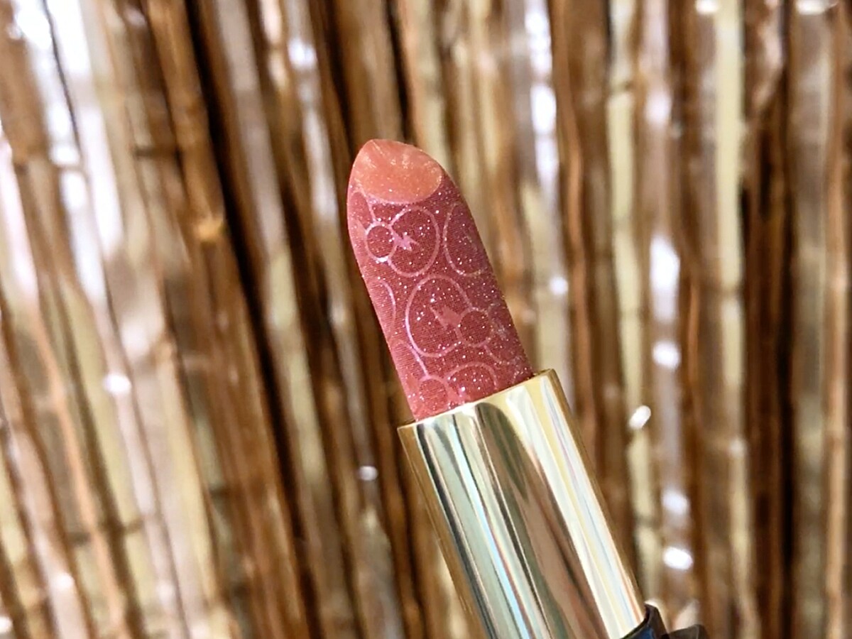 shu uemura植村秀 X Hello Kitty聯名系列無色限搖滾星鑽唇膏,唇膏本身有著超可愛蝴蝶結壓紋。