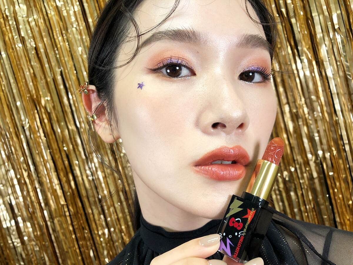 shu uemura植村秀 X Hello Kitty聯名系列無色限搖滾星鑽唇膏#Dazzling Nude西柚香檳試色。