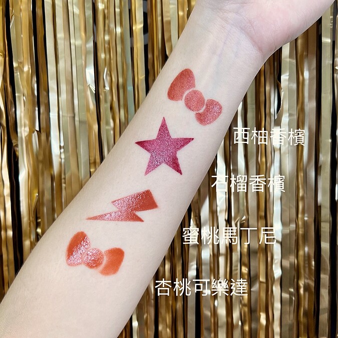 shu uemura植村秀 X Hello Kitty聯名系列無色限搖滾星鑽唇膏、無色限奶油緞光唇釉手部試色