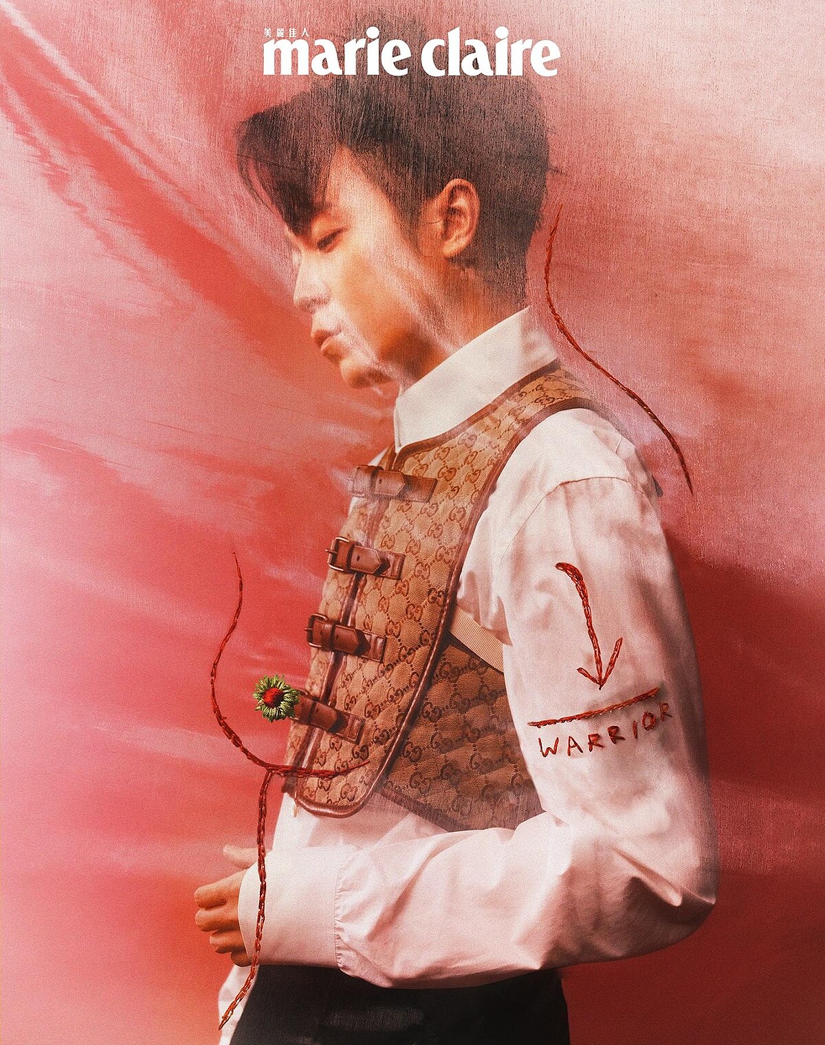 GG 緹花帆布背心、白色棉質襯衫、黑色七分褲，all by Gucci。