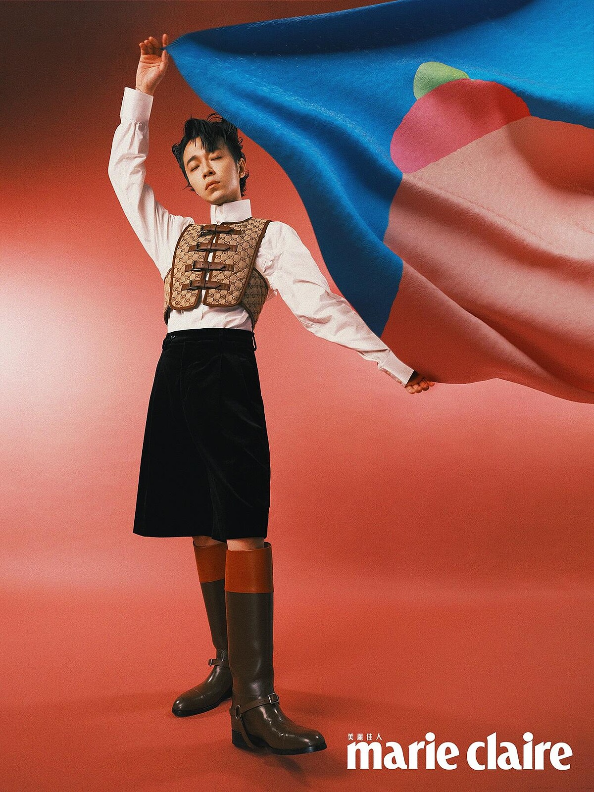 GG 緹花帆布背心、白色棉質襯衫、黑色七分褲，拼接撞色皮革馬靴，all by Gucci。