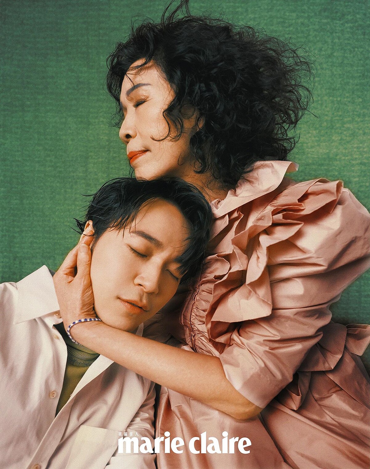 吳青峰／黃色科技布料高領衫，Dior Men；白色棉質襯衫，Gucci。吳媽媽／粉紅色褶飾塔綢洋裝，Shiatzy Chen。