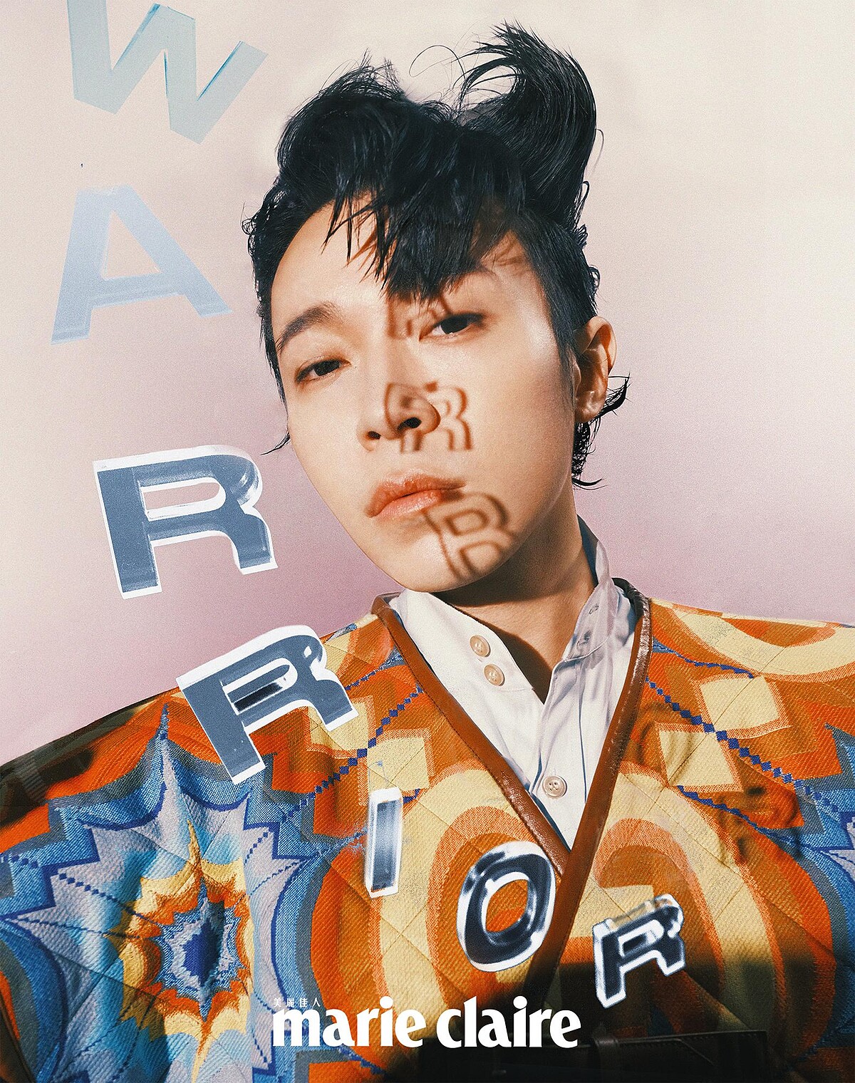 藍色牛津襯衫、印花圖騰背心外套，all by Gucci。