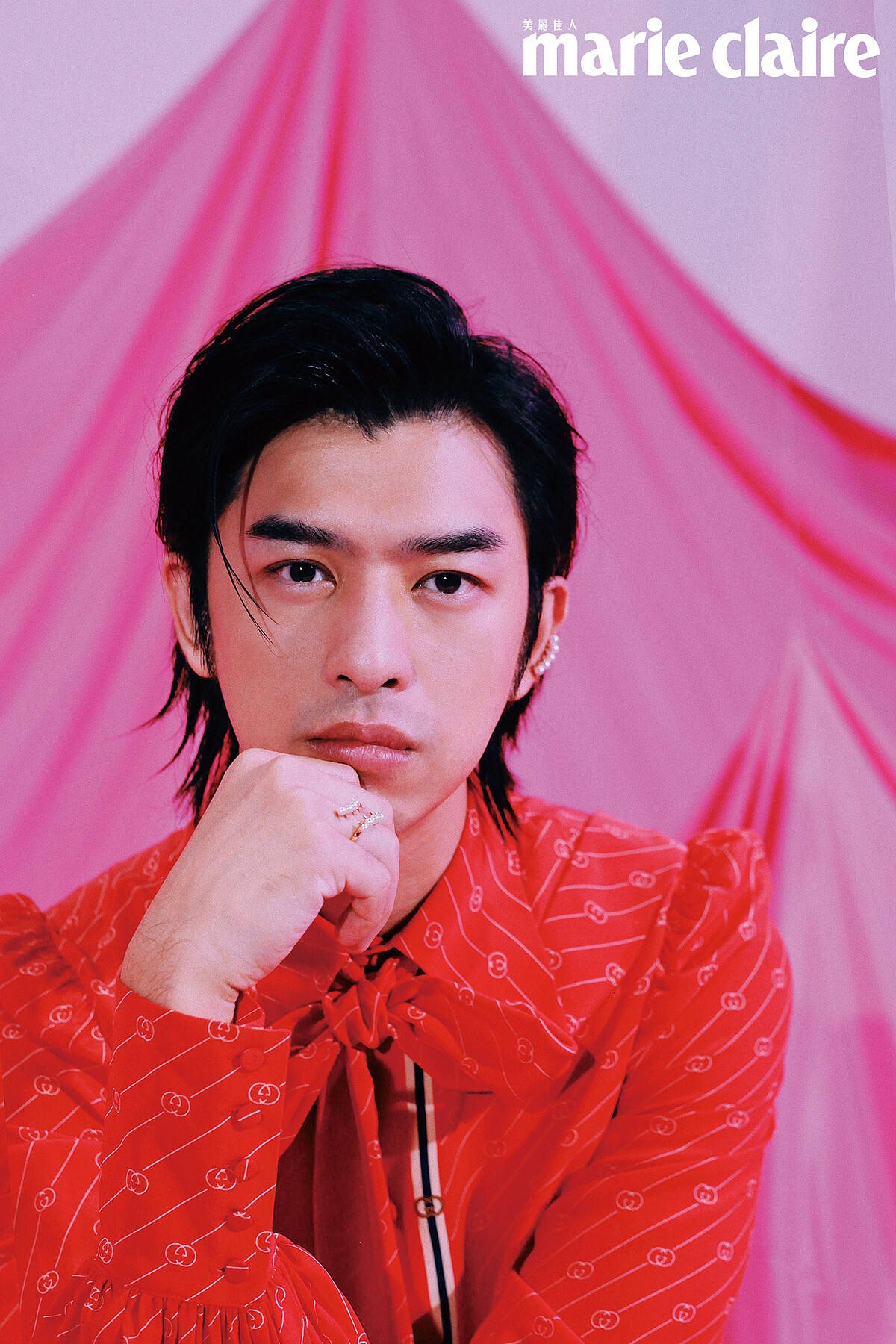 Danger 系列珍珠耳骨夾、珍珠戒指，both by TASAKI。紅色 Logo 刺繡圖紋蝴蝶結綁帶領襯衫，Gucci。