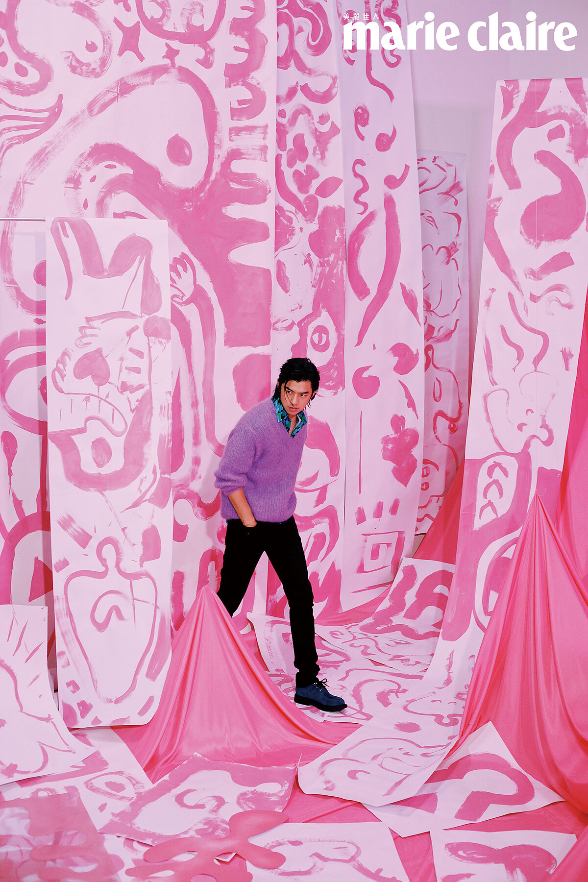 綠色圖紋襯衫、薰衣草紫毛海針織衫，both by Salvatore Ferragamo；黑色丹寧褲、藍色麂皮皮鞋，both by Saint Laurent。