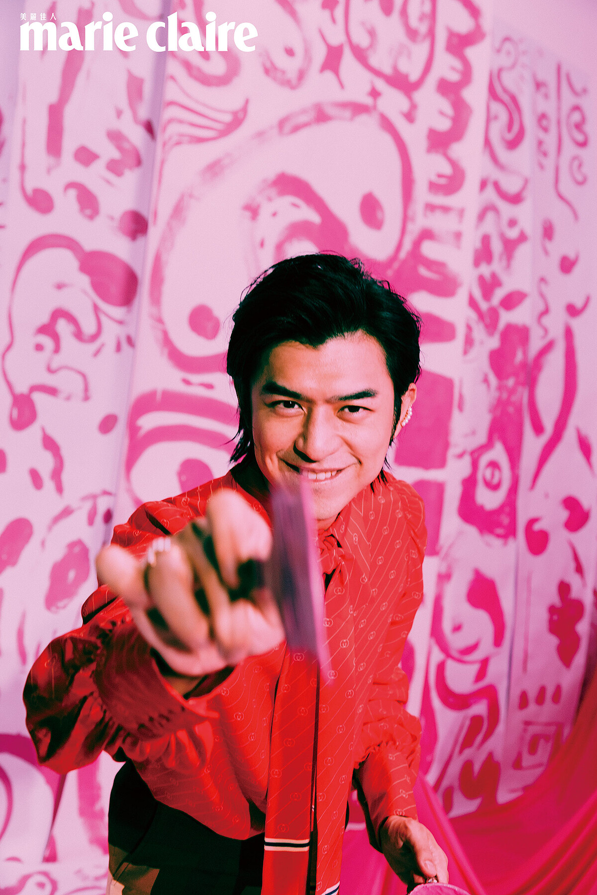 Danger 系列珍珠耳骨夾、珍珠戒指，both by TASAKI。紅色 Logo 刺繡圖紋蝴蝶結綁帶領襯衫、幾何圖紋西裝褲，both by Gucci。