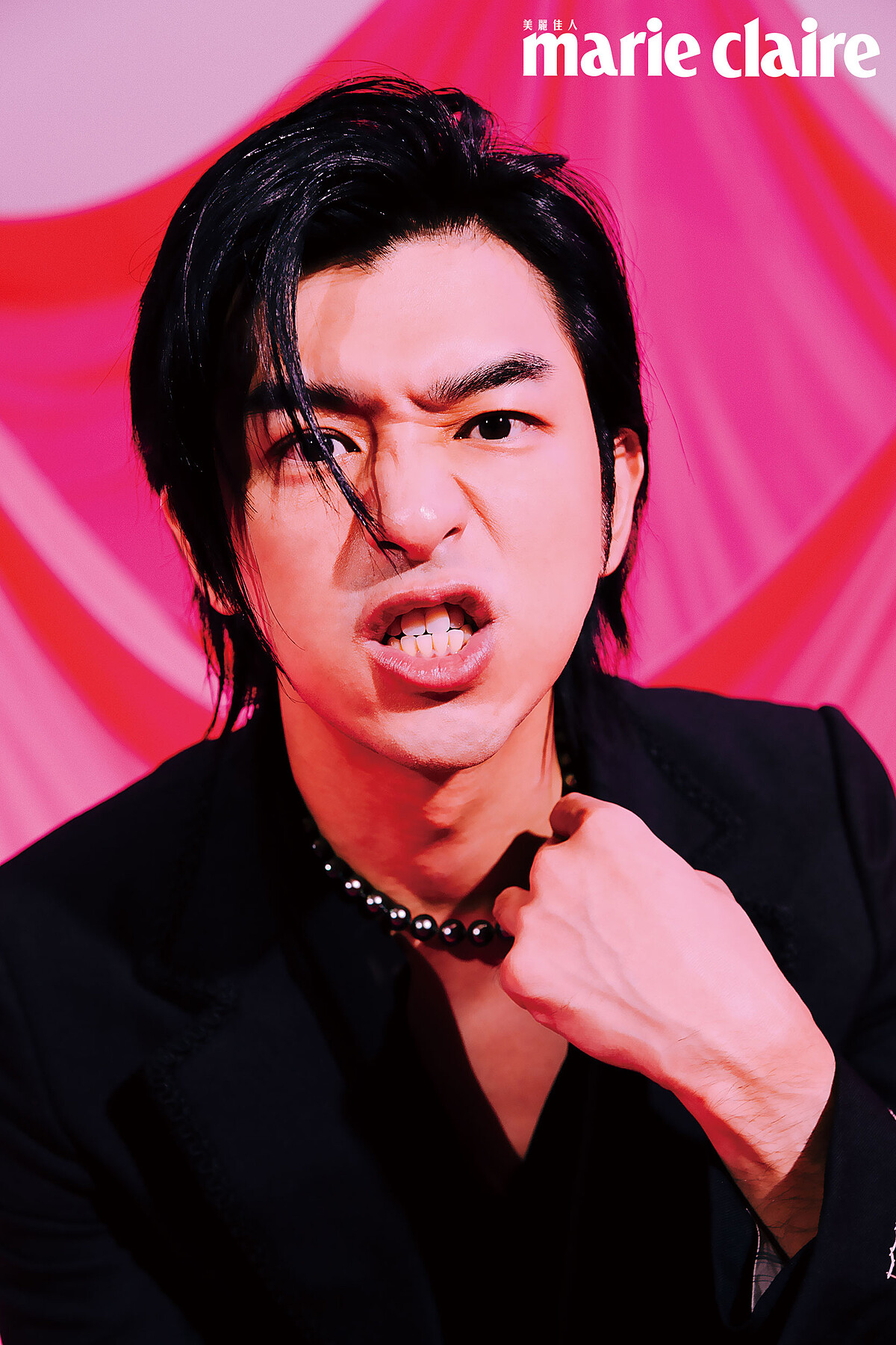 黑珍珠串鍊，TASAKI。黑色網紗圍裹襯衫、西裝外套，both by Gucci。