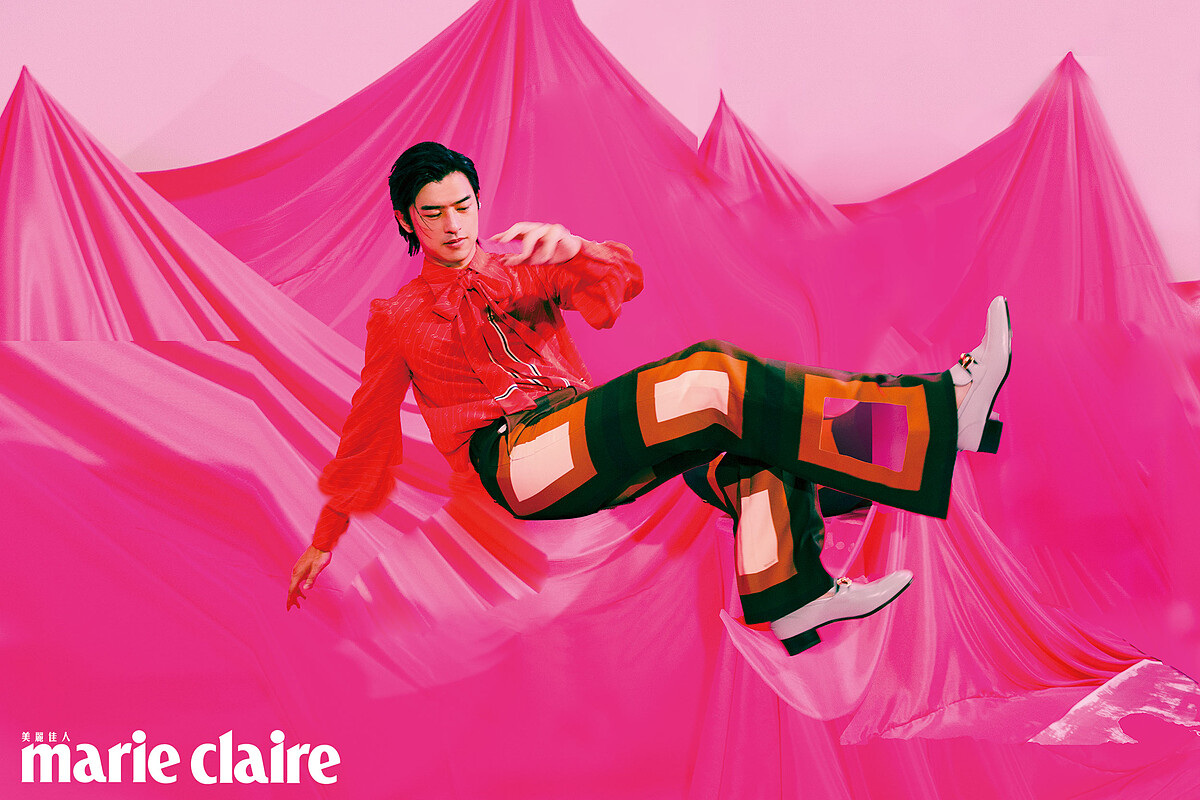 紅色 Logo 刺繡圖紋蝴蝶結綁帶領襯衫、幾何圖紋西裝褲，both by Gucci。