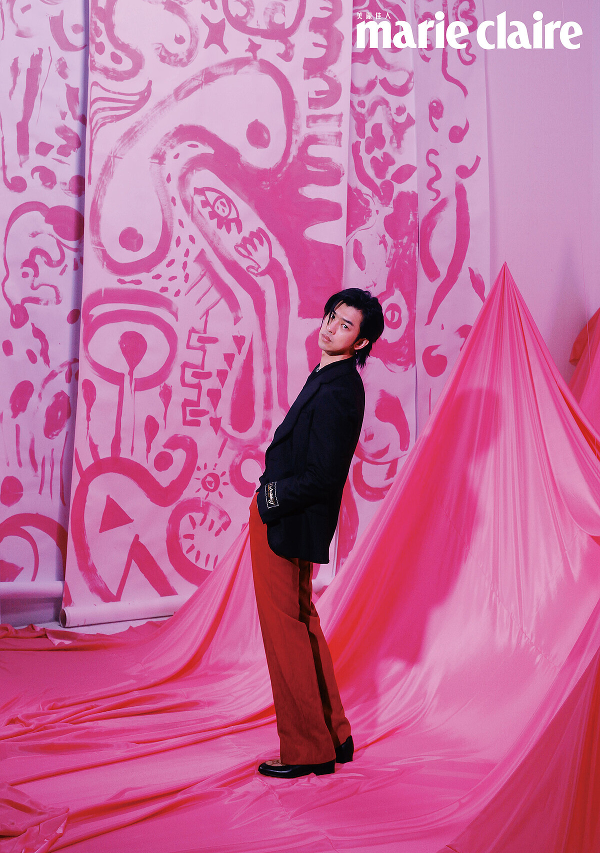 黑色網紗圍裹襯衫、西裝外套、酒紅色西裝褲Gucci Centennial 馬銜鍊皮鞋，all by Gucci。