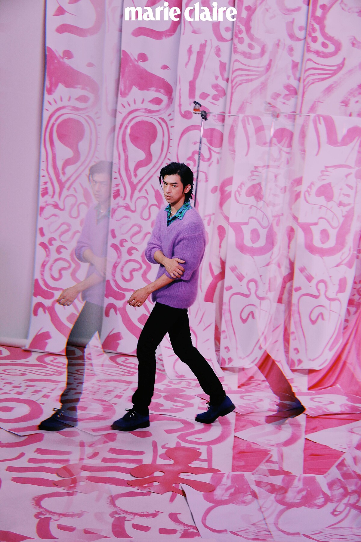 綠色圖紋襯衫、薰衣草紫毛海針織衫，both by Salvatore Ferragamo；黑色丹寧褲、藍色麂皮皮鞋，both by Saint Laurent。