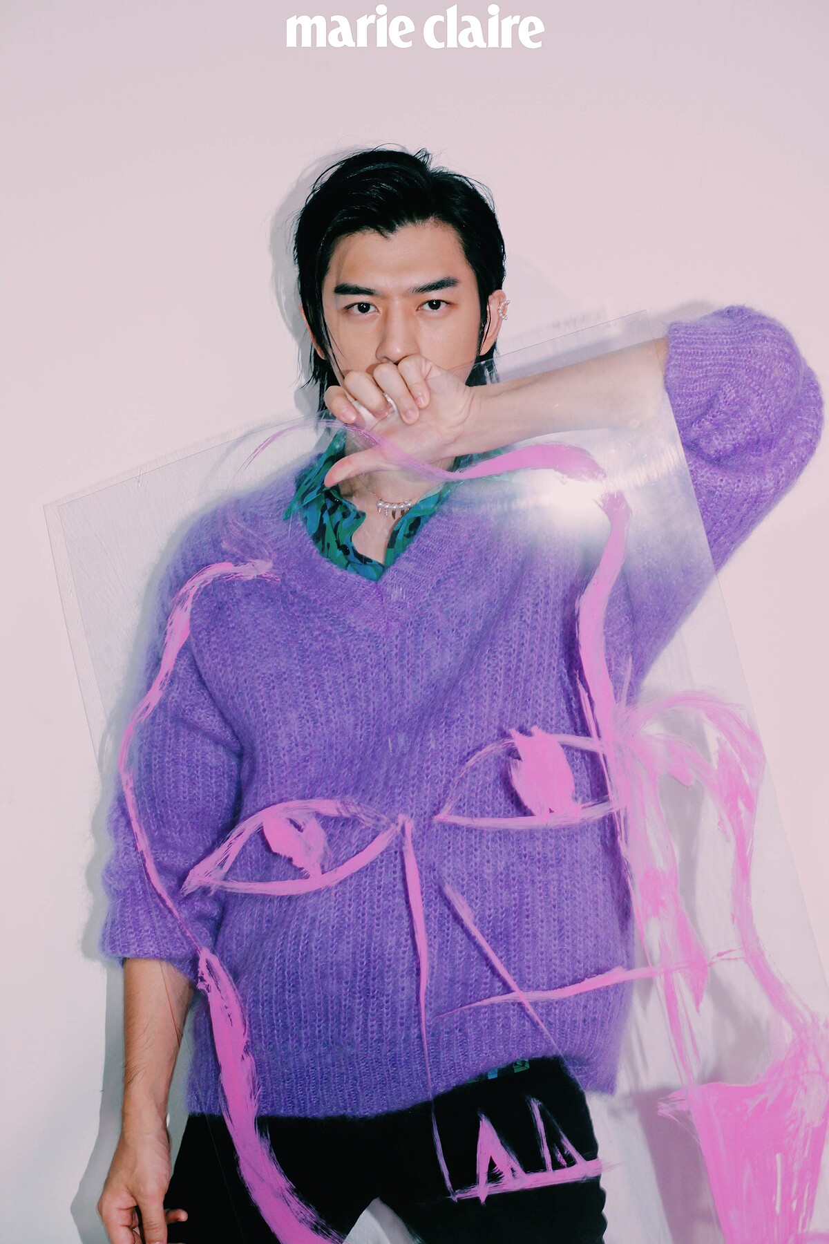 綠色圖紋襯衫、薰衣草紫毛海針織衫，both by Salvatore Ferragamo；黑色丹寧褲，Saint Laurent。