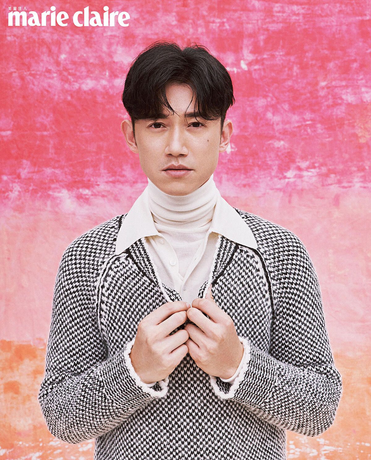 白色高領衫、白色 Polo 針織衫，both by Tod&rsquo;s；黑白細紋羊毛上衣、黑色皮革長褲、黑色樂福鞋，all by Bally。