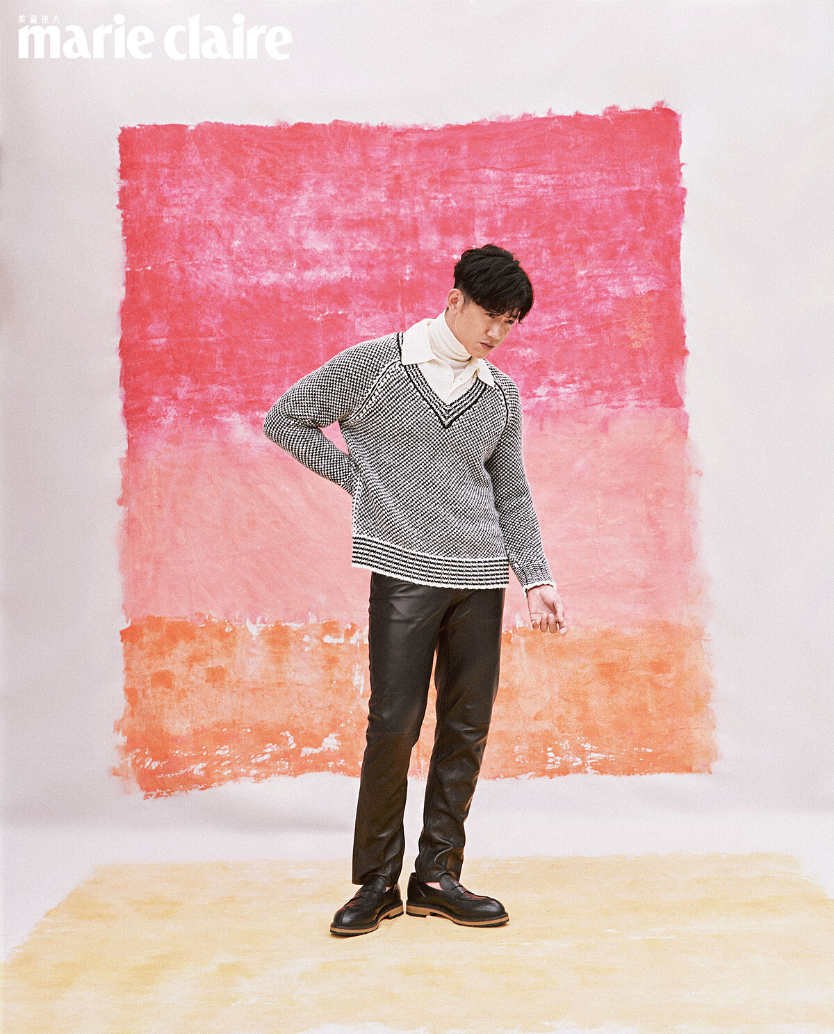 白色高領衫、白色 Polo 針織衫，both by Tod&rsquo;s；黑白細紋羊毛上衣、黑色皮革長褲、黑色樂福鞋，all by Bally。