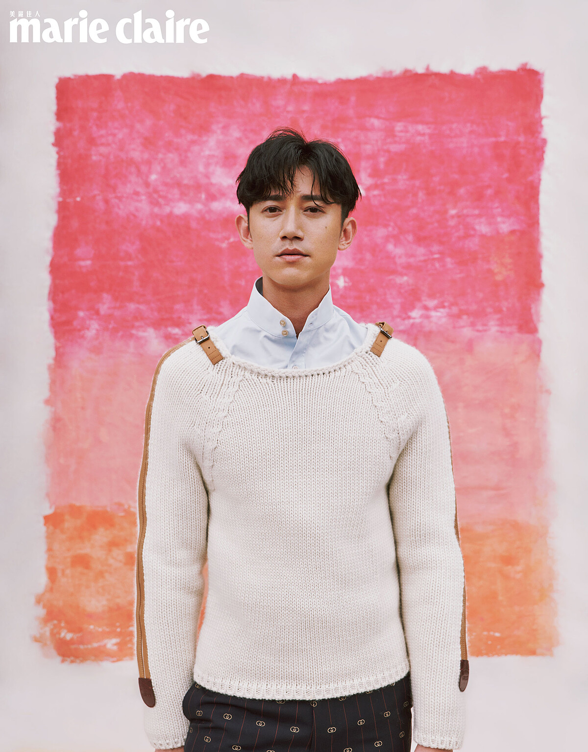 天藍色牛津襯衫、象牙白圓領毛衣，both by Gucci。