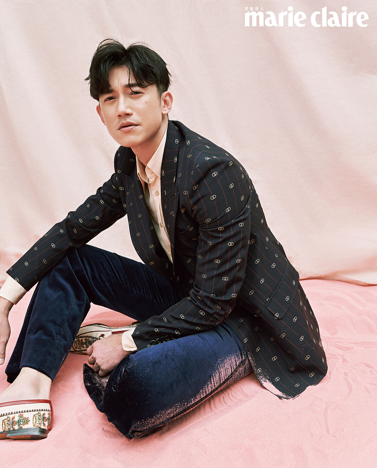 雙 G Logo 圖紋西裝外套、裸膚色牛津襯衫、深藍色天鵝絨西裝褲、Gucci Centennial 圖騰馬銜鍊皮鞋，all by Gucci。 天藍色牛津襯衫、象牙白圓領毛衣，both by Gucci。 白色高領衫、白色 Polo 針織衫，both by Tod&rsquo;s；黑白細紋羊毛上衣、黑色皮革長褲、黑色樂福鞋，all by Bally。雙 G Logo 圖紋西裝外套、裸膚色牛津襯衫、深藍色天鵝絨西裝褲、Gucci Centennial 圖騰馬銜鍊皮鞋，all by Gucci。