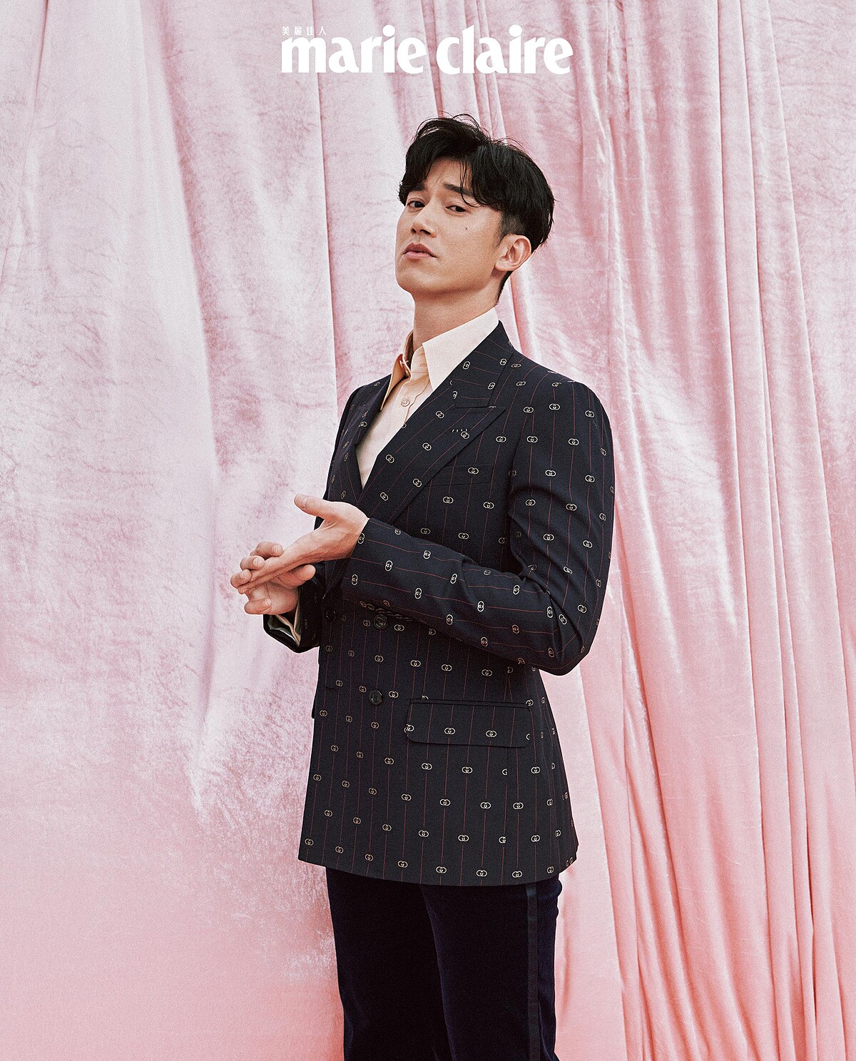 雙 G Logo 圖紋西裝外套、裸膚色牛津襯衫、深藍色天鵝絨西裝褲、Gucci Centennial 圖騰馬銜鍊皮鞋，all by Gucci。 天藍色牛津襯衫、象牙白圓領毛衣，both by Gucci。 白色高領衫、白色 Polo 針織衫，both by Tod&rsquo;s；黑白細紋羊毛上衣、黑色皮革長褲、黑色樂福鞋，all by Bally。雙 G Logo 圖紋西裝外套、裸膚色牛津襯衫、深藍色天鵝絨西裝褲、Gucci Centennial 圖騰馬銜鍊皮鞋，all by Gucci。