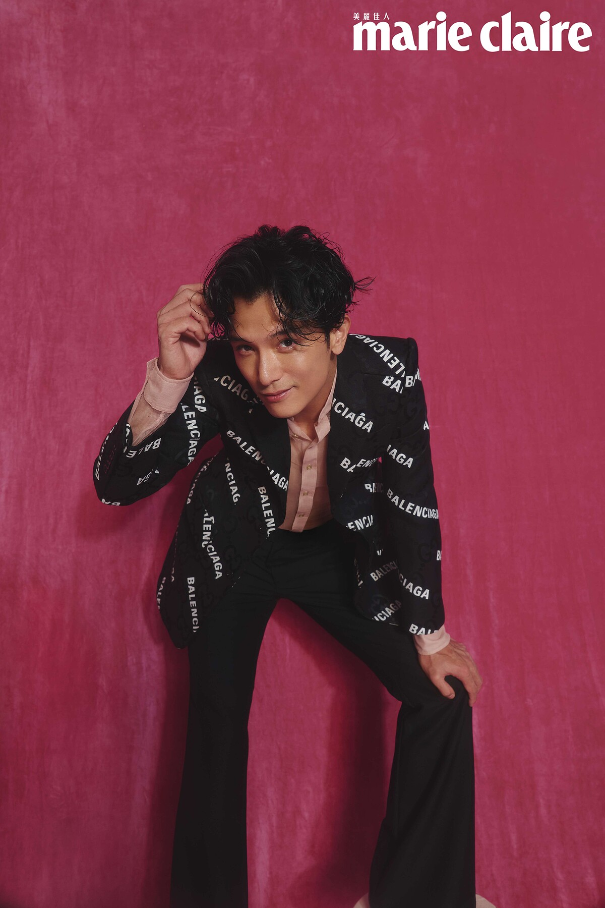 Gucci x Balenciaga 印花夾克、淡粉色網紗襯衫、黑色西裝褲，all by Gucci。