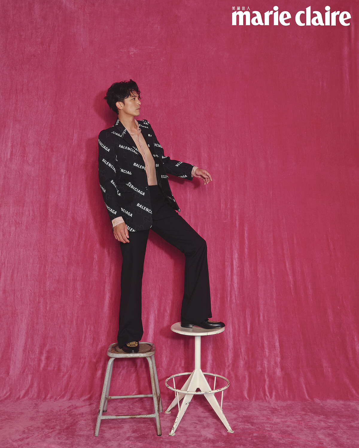 Gucci x Balenciaga 印花夾克、淡粉色網紗襯衫、黑色西裝褲、Gucci Centennial 馬銜鍊皮鞋，all by Gucci。