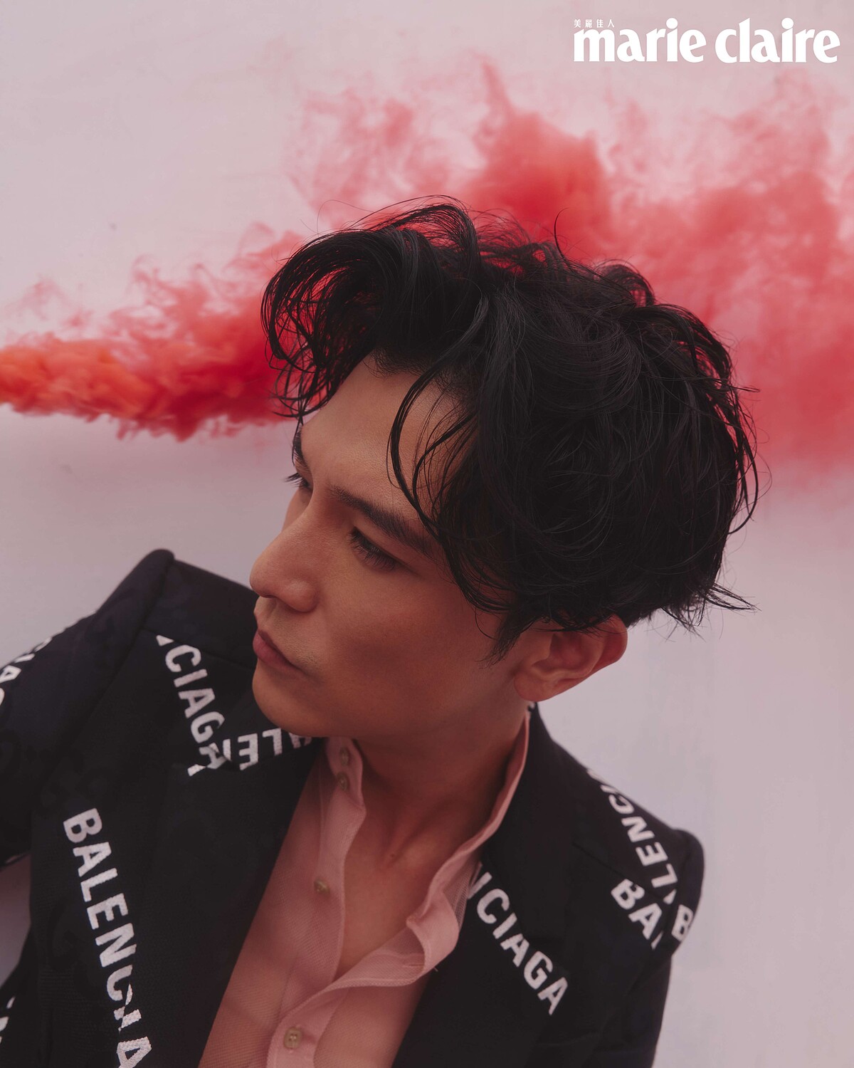 Gucci x Balenciaga 印花夾克、淡粉色網紗襯衫，all by Gucci。