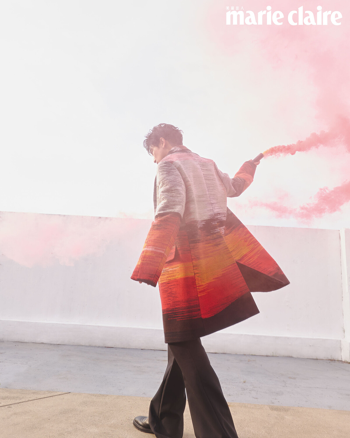 紅褐色高領衫、漸層色彩粗呢大衣，both by Berluti；幾何圖紋高領連身衣，Prada；黑色西裝褲，Gucci；皮革短靴，Bally。