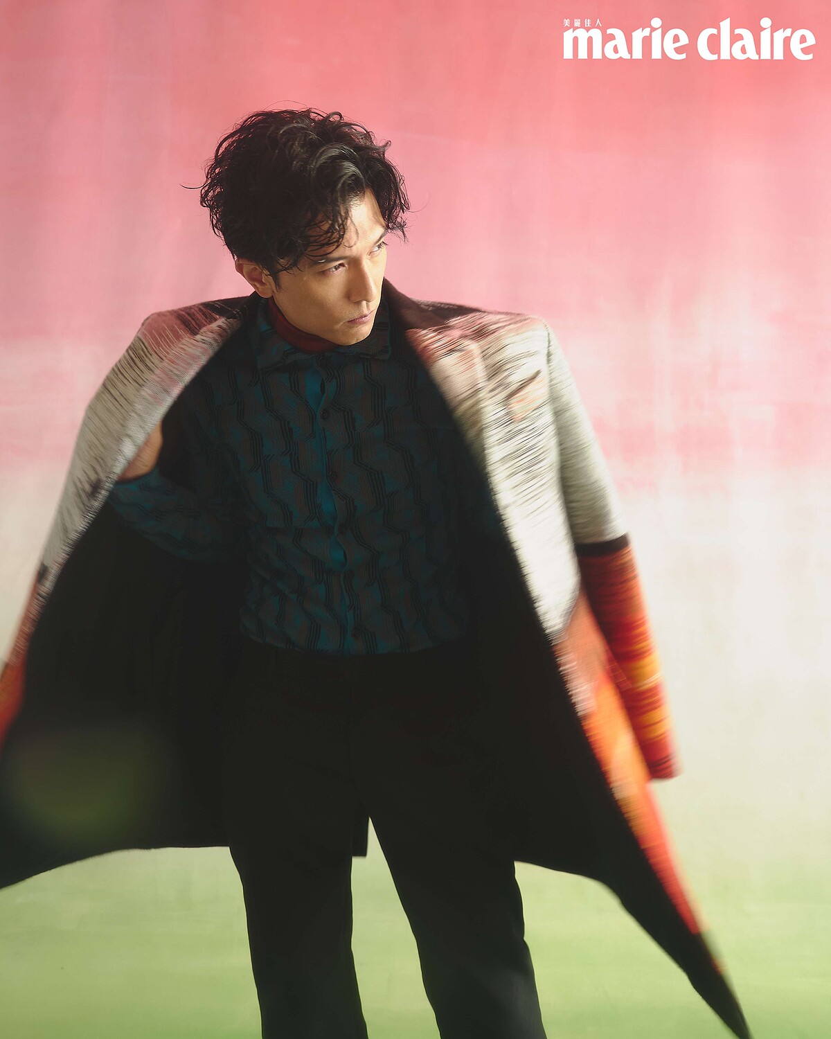 紅褐色高領衫、漸層色彩粗呢大衣，both by Berluti；幾何圖紋高領連身衣，Prada；黑色西裝褲，Gucci。