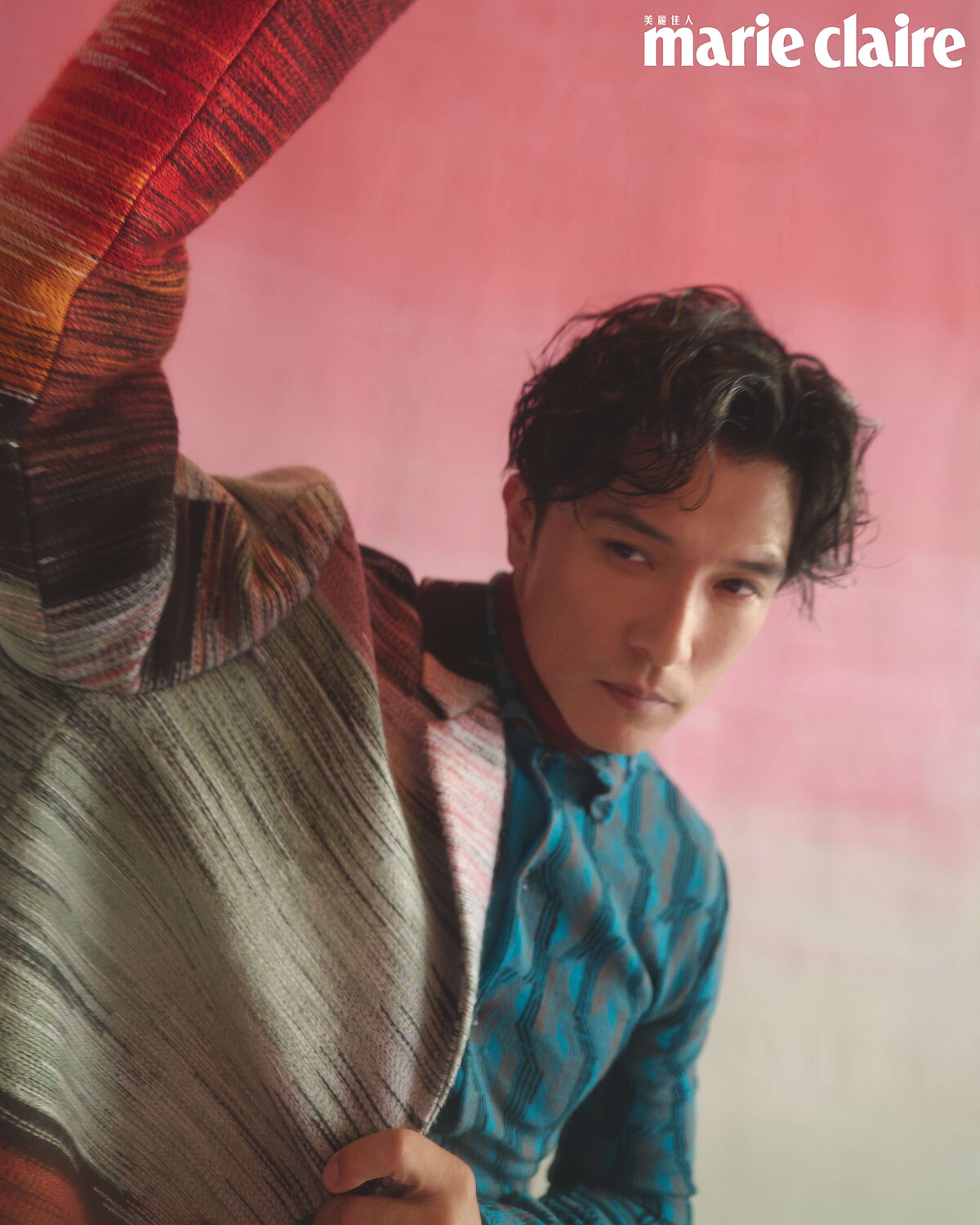 紅褐色高領衫、漸層色彩粗呢大衣，both by Berluti；幾何圖紋高領連身衣，Prada。