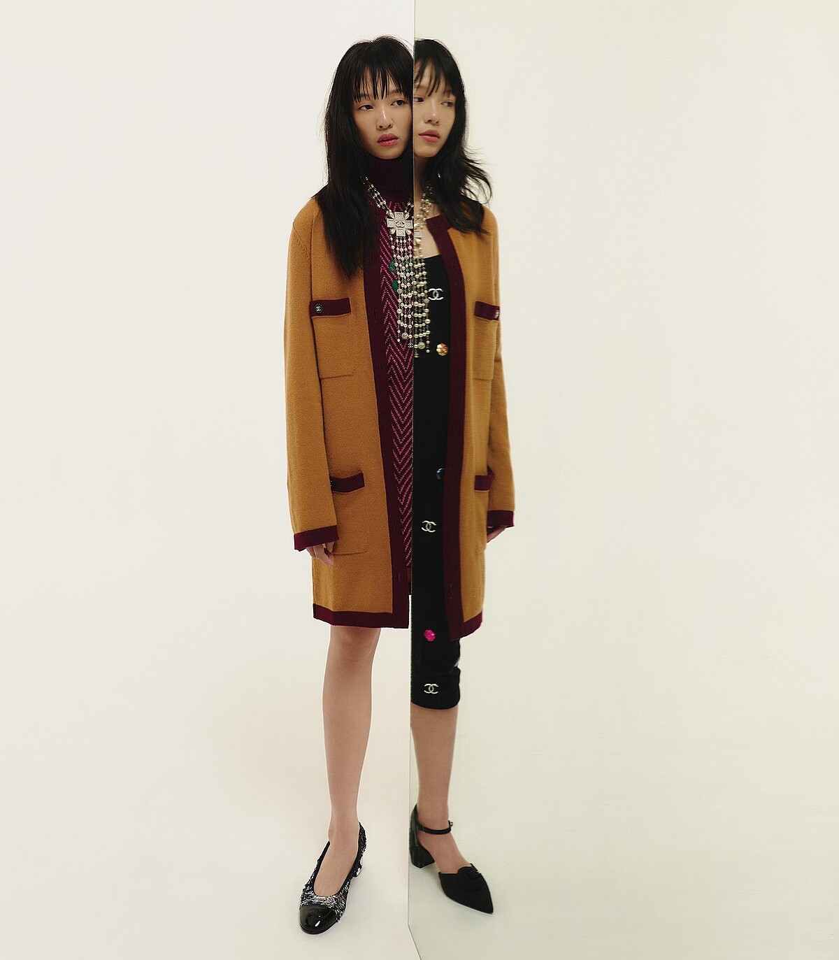 (左)雙色開襟衫、粉色雙 C Logo 高領洋裝、金屬水晶鑲飾馬爾他十字造型多層次項鍊、銀色亮片雙色低跟芭蕾舞鞋，all byChanel。(右)色開襟衫、黑色棉質多彩亮片刺繡連身褲、金屬水晶鑲飾馬爾他十字造型多層次項鍊、黑色羅緞山茶花飾低跟涼鞋，all by CHANEL。