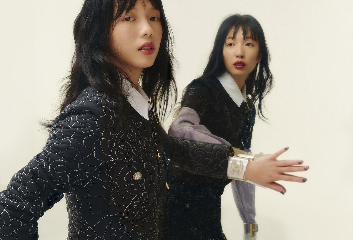 (左)淡紫色雙 C Logo 緹花絲質白色領袖口上衣、銀黑色亮片刺繡帆布連身長褲、水晶鑲飾雙 C Logo 手環，all by CHANEL。(右)粉紫色雙 C Logo 緹花絲質白色領袖口上衣、黑色亮片刺繡帆布小黑洋裝水晶鑲飾雙 C Logo 手環，all by CHANEL。