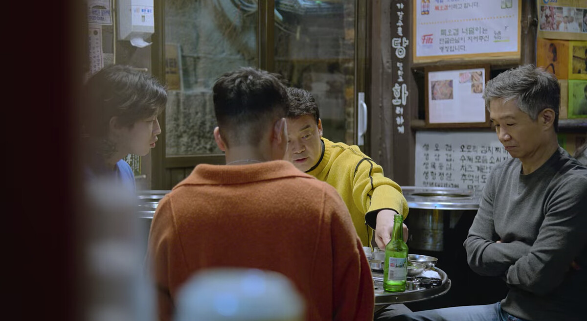 白老師有著豐富的釀酒知識，詳細的解說燒酒的歷史以及製成（翻攝 Netflix ）。