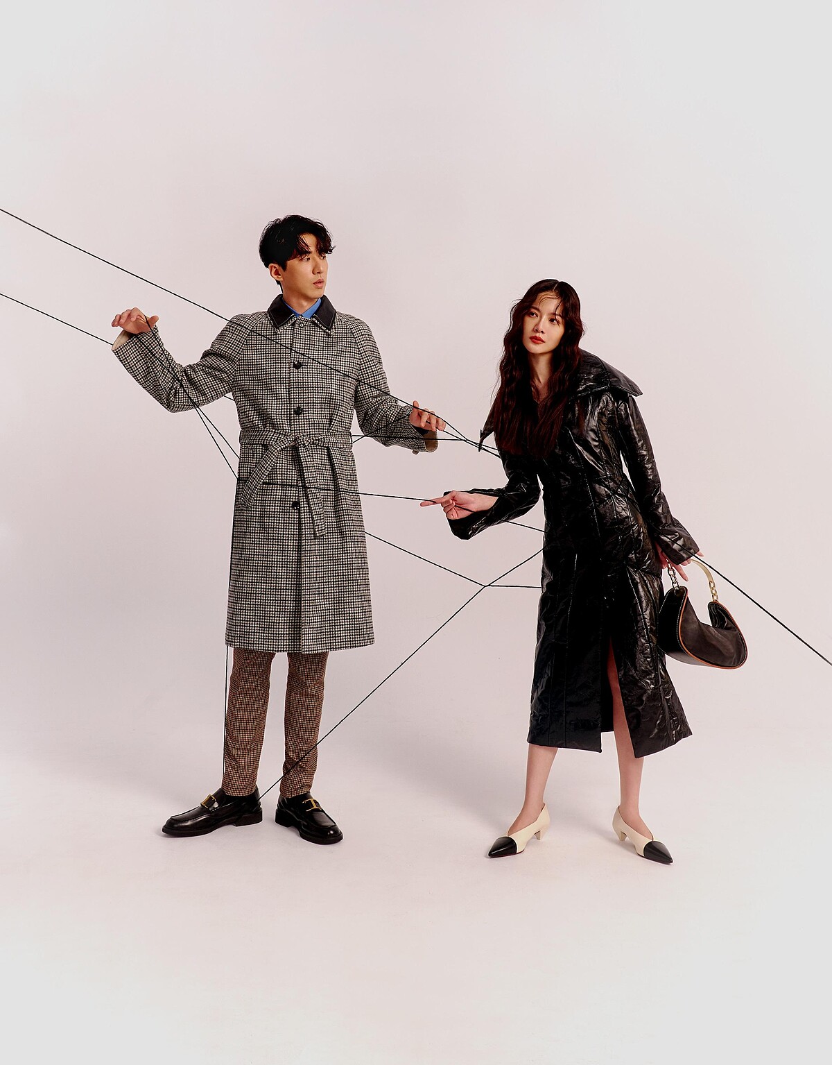 曾之喬：APB黑色皮革肩揹包、黑色皮革洋裝、黑白雙色拼接低跟鞋，，all by Tod&rsquo;s。傅孟柏：藍色襯衫、千鳥紋大衣、棕色格紋長褲、皮鞋，all by Tod&rsquo;s。