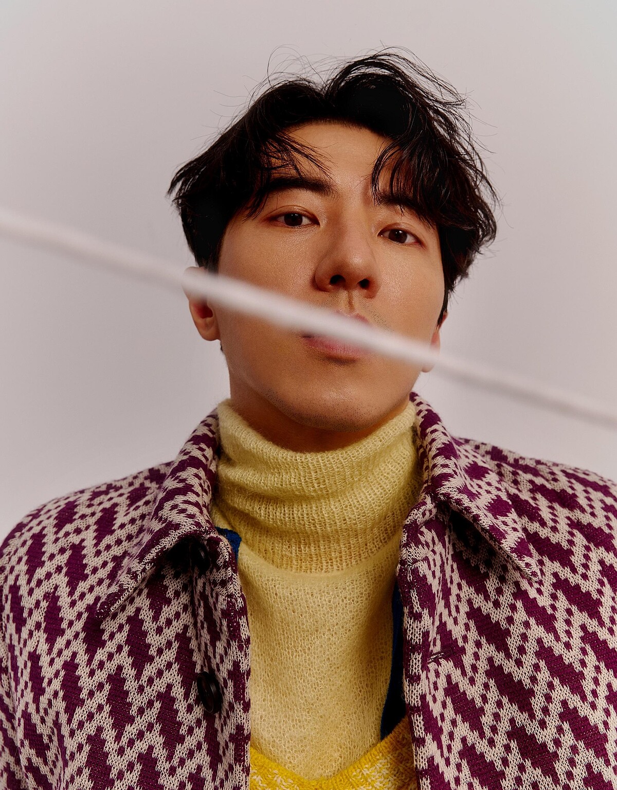 黃色高領針織衫、幾何圖紋連身褲內搭、黃色圖紋Ｖ領毛衣、幾何圖紋大衣，all by Prada。