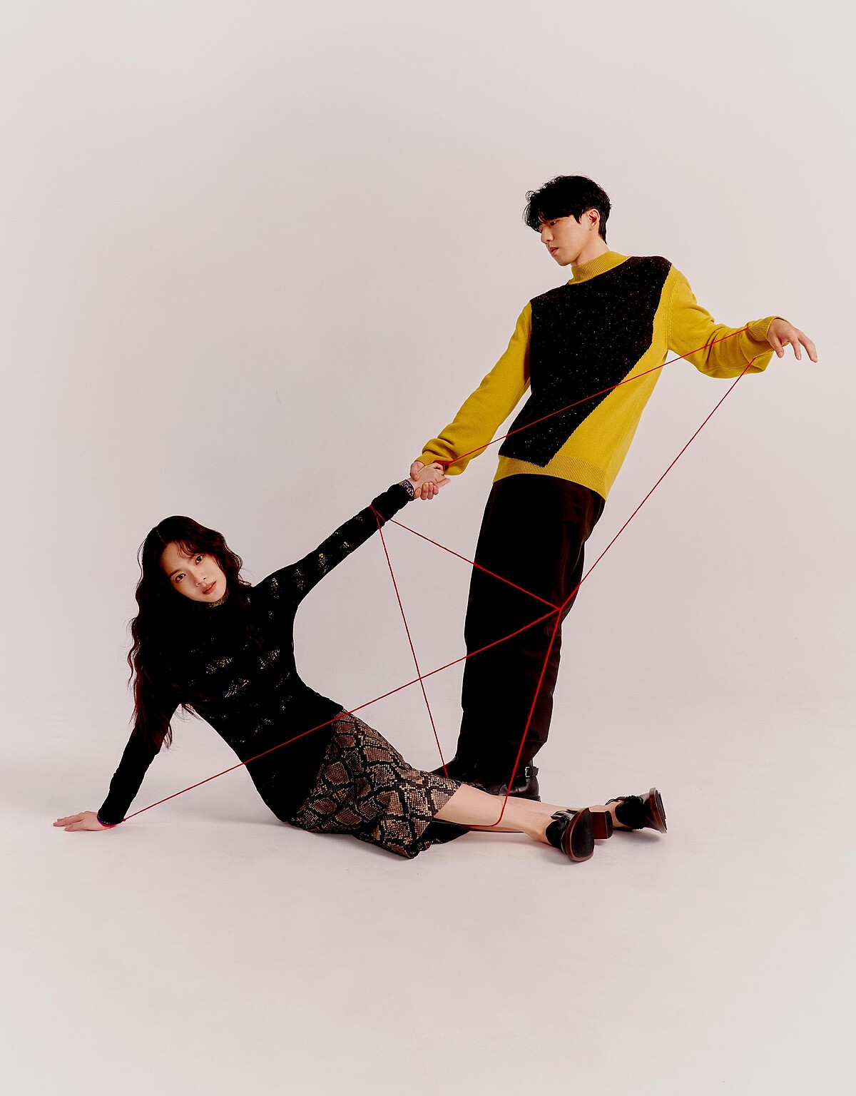 曾之喬：幾何圖紋高領針織衫，Prada；黑色鏤空針織上衣、蛇紋半身裙，Sportmax；黑色皮革粗高跟鞋，Tod&rsquo;s。傅孟柏：雙色拼接針織衫、長褲、皮鞋，all by Hermes。