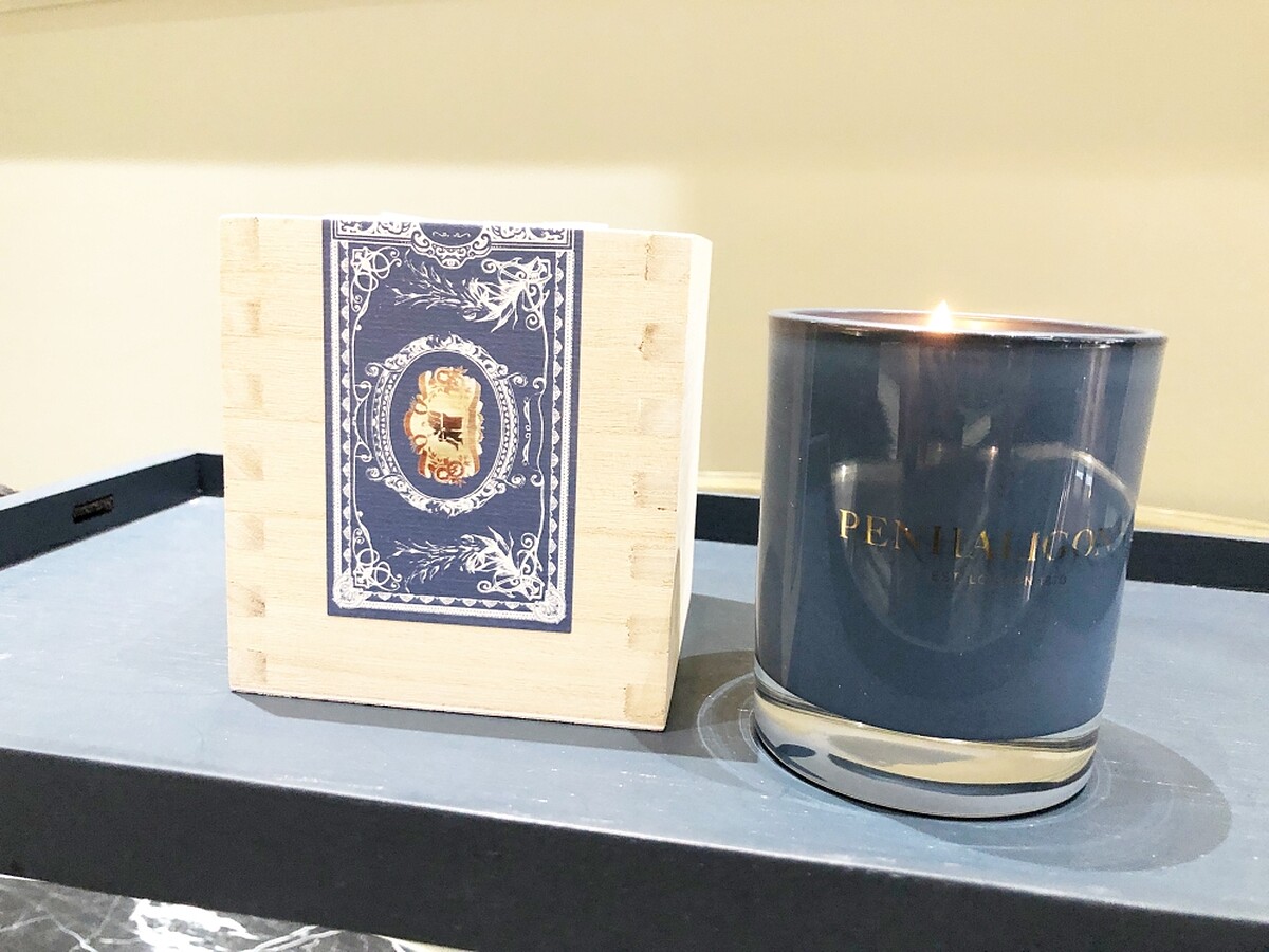 Penhaligon’s潘海利根Trade Routes系列在2021年推出香氛蠟燭,Roanoke Ivy 的莫蘭迪藍色瓶身非常優雅。