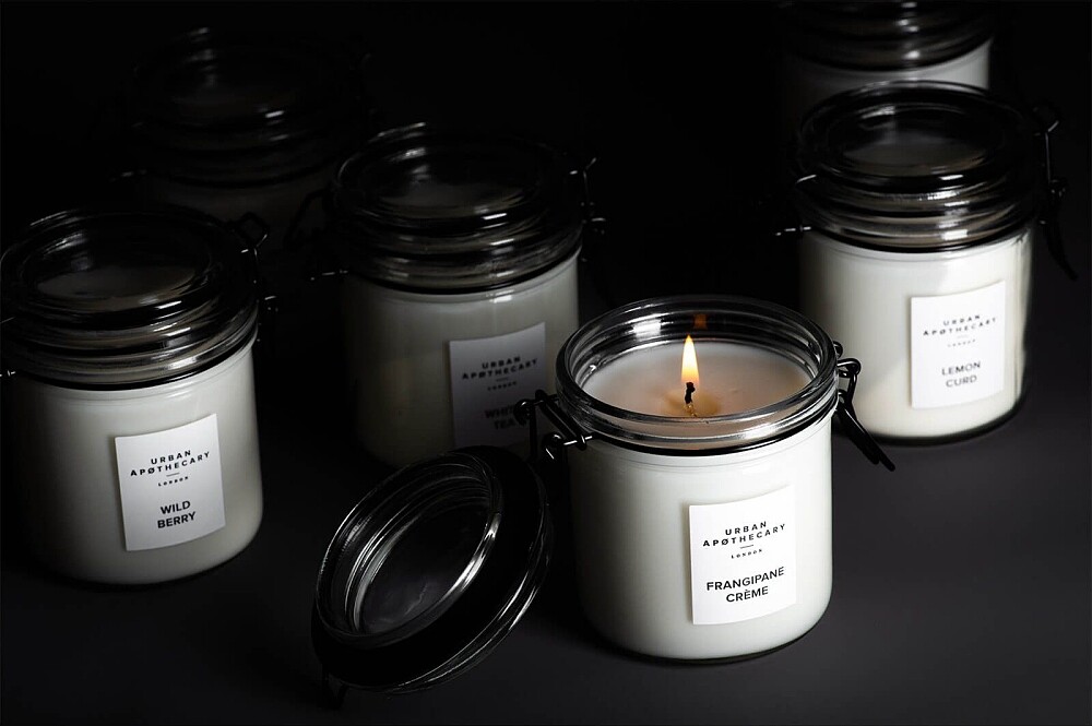 Urban Apothecary 10週年推出原創 Kitchen 系列蠟燭，以最簡潔的密封罐包裝，將精心調製的香氣完整保存於透明玻璃罐中。