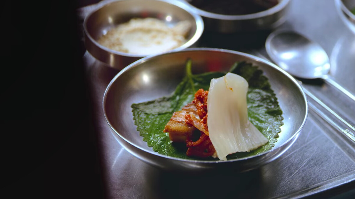 第一集白老師教大家怎麼吃烤豬五花肉（翻攝 Netflix）。