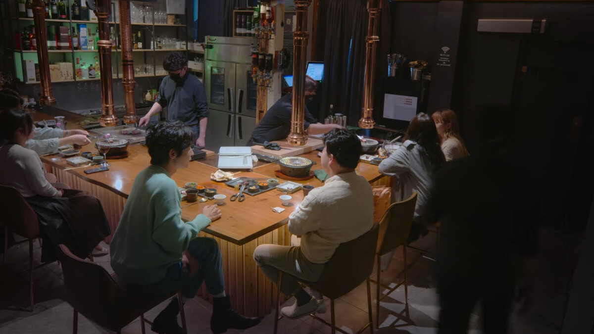 與李準基大吃韓牛與韓國傳統酒（翻攝 Netflix）。