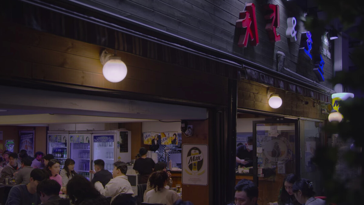 與女排選手金軟景大喝生啤並搭配炸雞料理（翻攝 Netflix）。