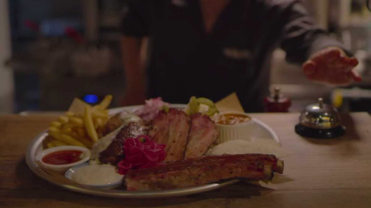 精釀廠提供燻烤肉類以及韓國風味的披薩（翻攝 Netflix）。