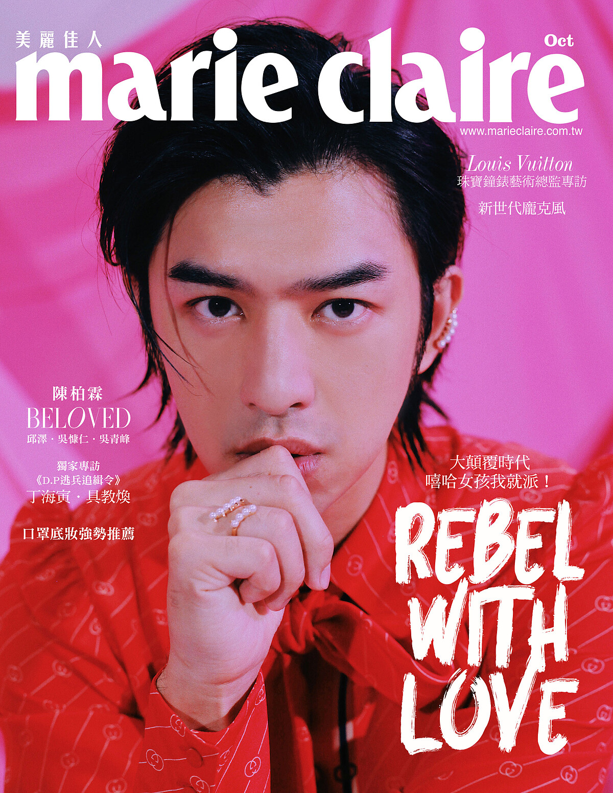 Danger 系列珍珠耳骨夾、珍珠戒指，both by TASAKI。紅色 Logo 刺繡圖紋蝴蝶結綁帶領襯衫，Gucci